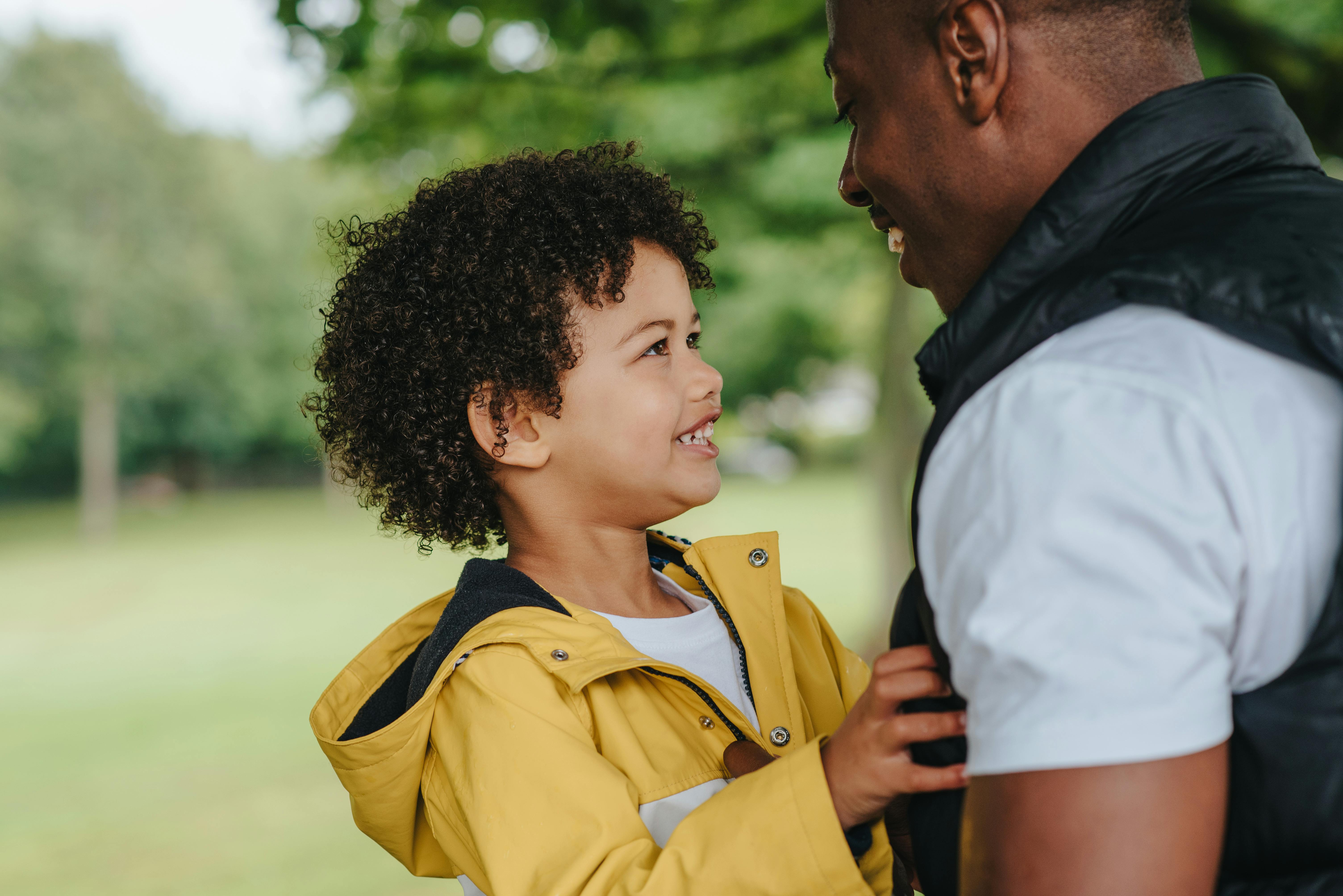 Un père et son enfant qui sourient ensemble